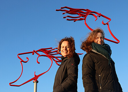 Die beiden Vortragenden vor der Installation "Windwächter! am Südstrand von Wilhelmshaven