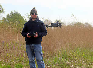 Mann mit Drohne