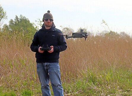 Moritz Mennenga steuert mit einer Fernbedienung ein Drohne