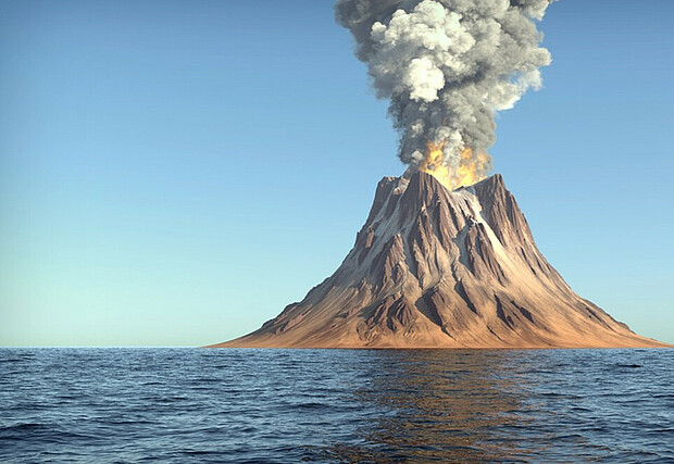 Einzelner Vulkan im Meer mit Rauchsäule und Feuerschein