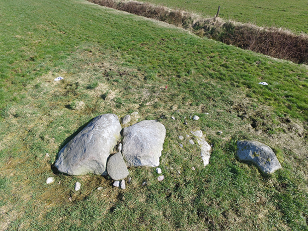 Luftaufnahme von nebeneinanderliegenden Steinen auf einer Weide