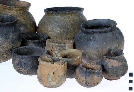 Studiofoto von mehreren verschieden großen, recht dunklen  Keramikgefäßen, die gefunden wurden.