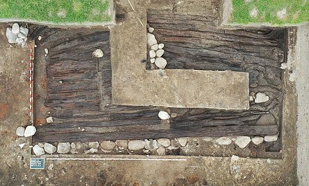 Drohnenfoto der Holzlage aus Bohlen, Balken und Stämmen