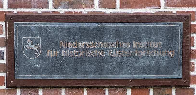 Hinweisschild am Gebäude in der Viktoriastraße