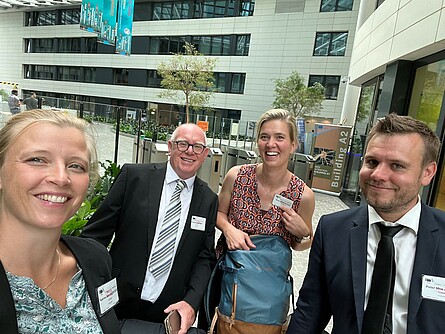 Selfie von 4 Personen, die sehr zufrieden wirken