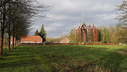 Foto der rekonstruierten Kirche in der Gesamtansicht