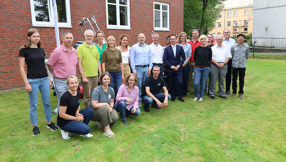 Gruppenfoto einiger Mitarbeiter*innen vor dem Schlauchboot des NIhK