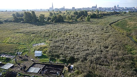 Luftbild zeigt die Lage der Grabung, im Hintergrund sieht man Rostock