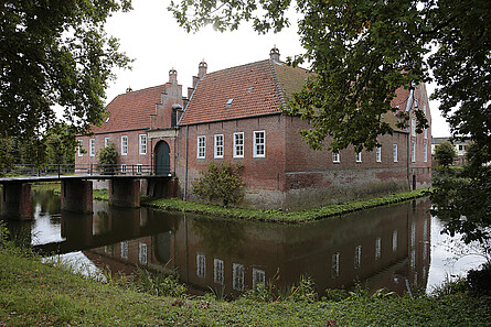 Burg umgeben von einem Wassergraben