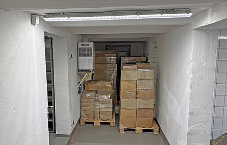 Gestapelte Fundkartons in einem Raum.