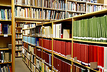 Einblick in die Bibliothek, viele Bücher in Regalen.