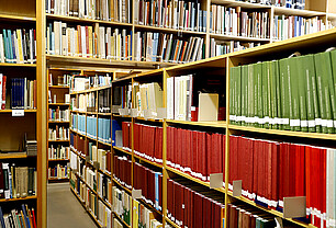 Einblick in die Bibliothek, viele Bücher in Regalen.