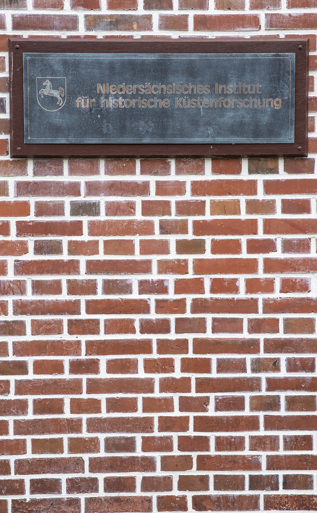 Hinweisschild am Gebäude in der Viktoriastraße